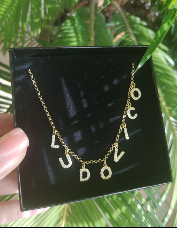 Collana con lettere a ciondoli